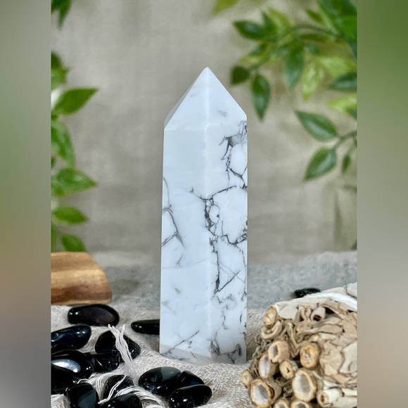 2172 Howlite Crystal Point - Picture 7 of 12